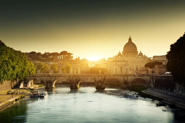 Widok na Tyber i st Bazyliki Piotra w Watykanie — Zdjęcie stockowe