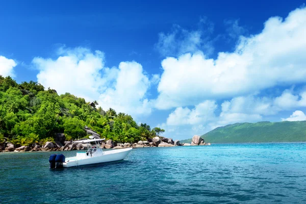 Barco de velocidade na praia de La Digue Island, Seychelles — Fotografia de Stock