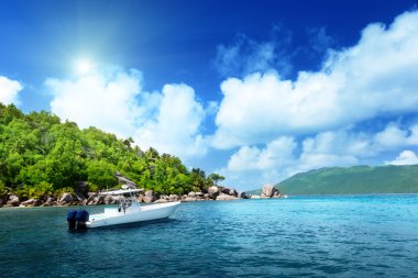 sürat teknesi sahilde la digue Island, Seyşel Adaları