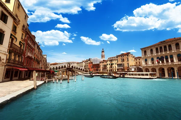 Puente de Rialto en Venecia, Italia — Foto de Stock