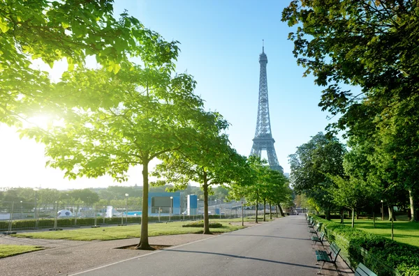 Sunny morning and Eiffel Tower, Paris, France — Stock Photo, Image