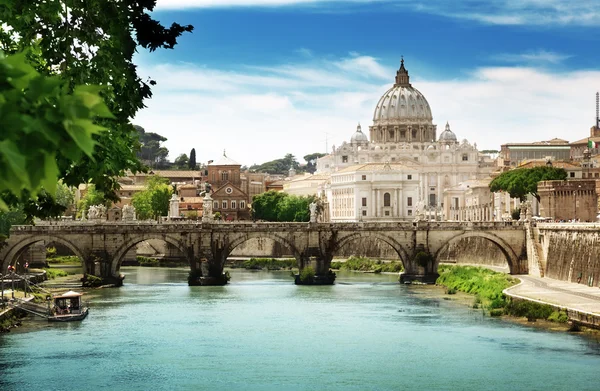 Visa på Tibern och st peter basilikan i Vatikanen — Stockfoto