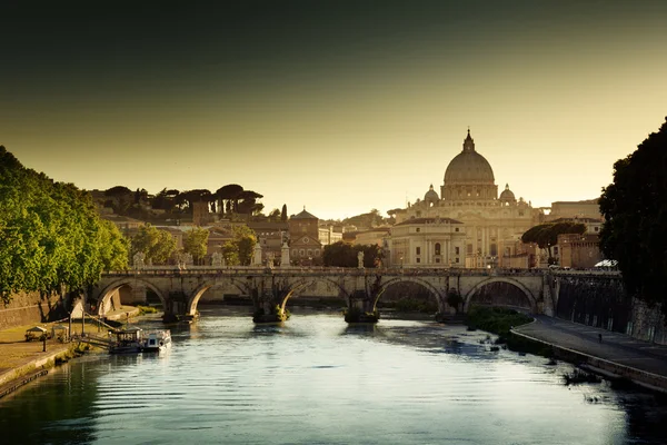 Vista sul Tevere e sulla Basilica di San Pietro in Vaticano — Foto Stock