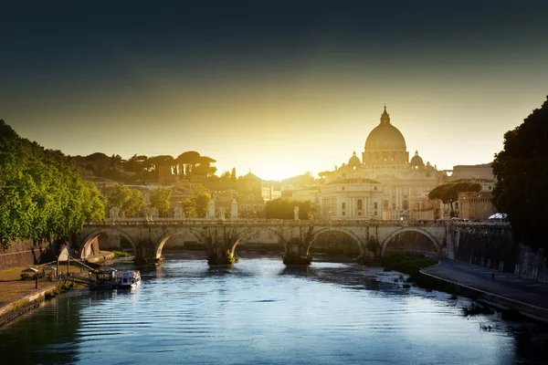 Vue sur le Tibre et la basilique Saint-Pierre au Vatican — Photo