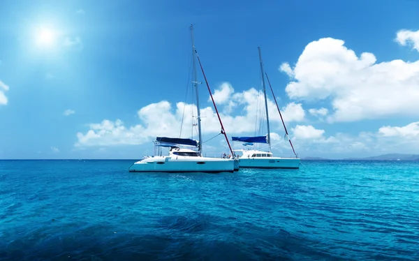 Yacht Sailing on water of ocean — Stock Photo, Image