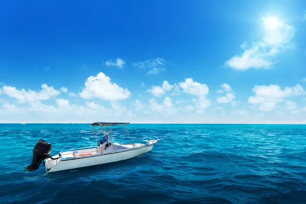 Barco de velocidade e água do oceano indiano — Fotografia de Stock
