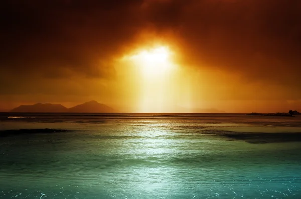 Mörk himmel på stranden la digue Island, Seychellerna — Stockfoto