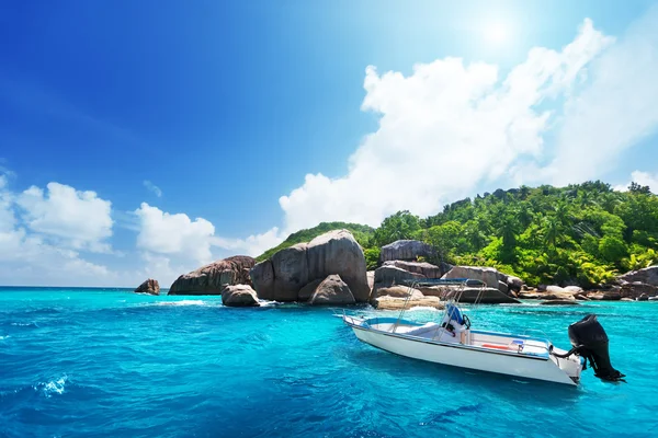 Speedboot op het strand van eiland la digue, Seychellen — Stockfoto