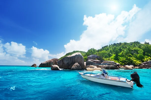 Bateau de vitesse sur la plage de l'île de La Digue, Seychelles — Photo