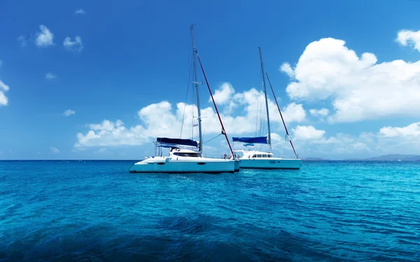 Jacht segelt auf dem Wasser des Ozeans — Stockfoto