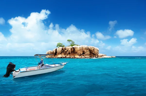 Motoscafo e isola alle Seychelles — Foto Stock