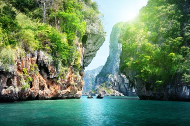 Krabi Thsiland 'da kayalar ve deniz