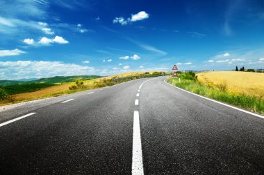 Toskana İtalya 'da asfalt yol