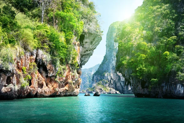 Klippor och hav i Krabi Thsiland — Stockfoto