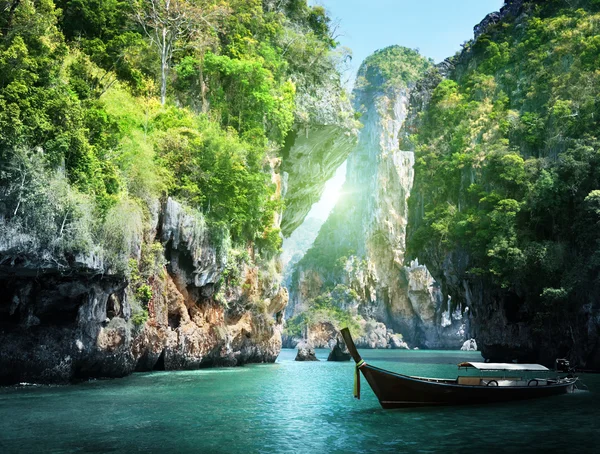 Dlouhá loď a skály na pláži railay v krabi, Thajsko — Stock fotografie