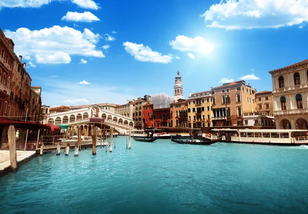 Puente de Rialto en Venecia, Italia — Foto de Stock