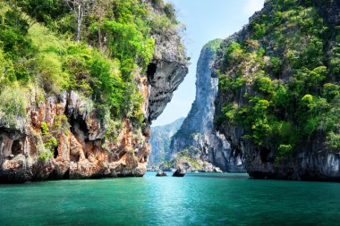 Krabi Thsiland 'da kayalar ve deniz