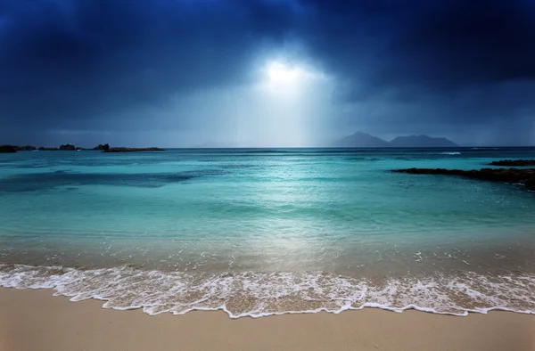 Céu escuro na praia da ilha de la Digue, Seychelles — Fotografia de Stock