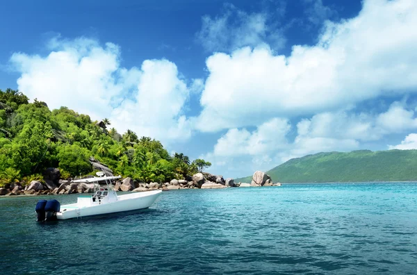 Barco de velocidade na praia de La Digue Island, Seychelles — Fotografia de Stock