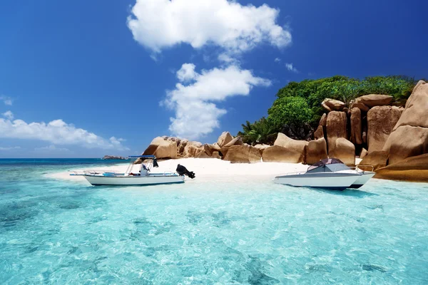 Hastighet båt på stranden coco Island, Seychellerna — Stockfoto