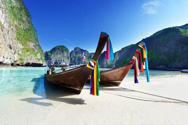 Barcos na baía de Maya Phi Phi Leh ilha, Tailândia — Fotografia de Stock