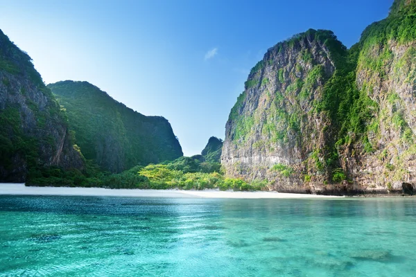 Morgon tid på maya bay, phi phi leh island, thailand — Stockfoto