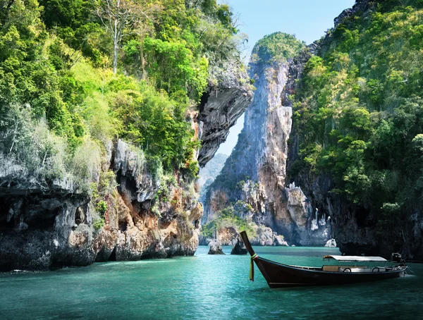 Dlouhá loď a skály na pláži railay v krabi, Thajsko — Stock fotografie