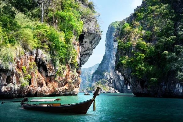 Bateau long et rochers sur la plage de chemin de fer à Krabi, Thaïlande — Photo