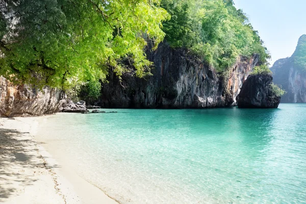 Spiaggia di piccola isola nel mare di Adaman, Provincia di Krabi, Thailandia — Foto Stock