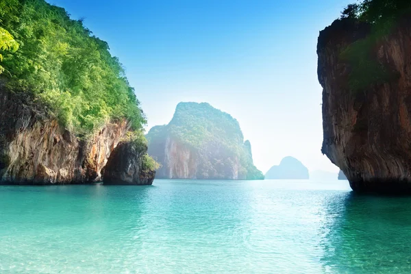 Praia de pequena ilha no mar de Adaman, província de Krabi, Tailândia — Fotografia de Stock