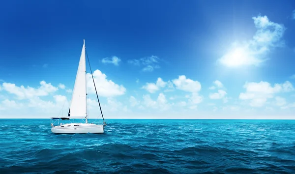 Iate Navegando na água do oceano — Fotografia de Stock