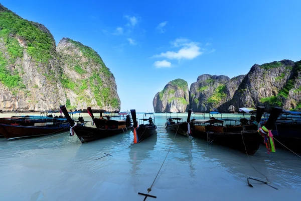 Boten op Maya Bay Phi Phi Leh eiland, Thailand — Stockfoto