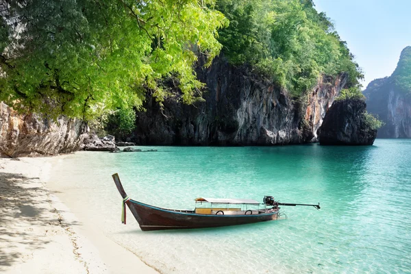 Barco na praia da ilha na província de Krabi, Tailândia — Fotografia de Stock