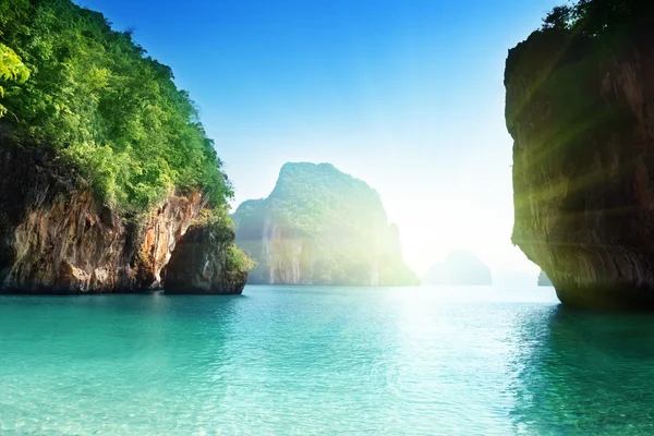 Praia de pequena ilha no mar de Adaman, província de Krabi, Tailândia — Fotografia de Stock