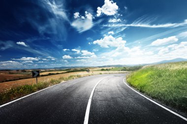 Toskana İtalya 'da asfalt yol