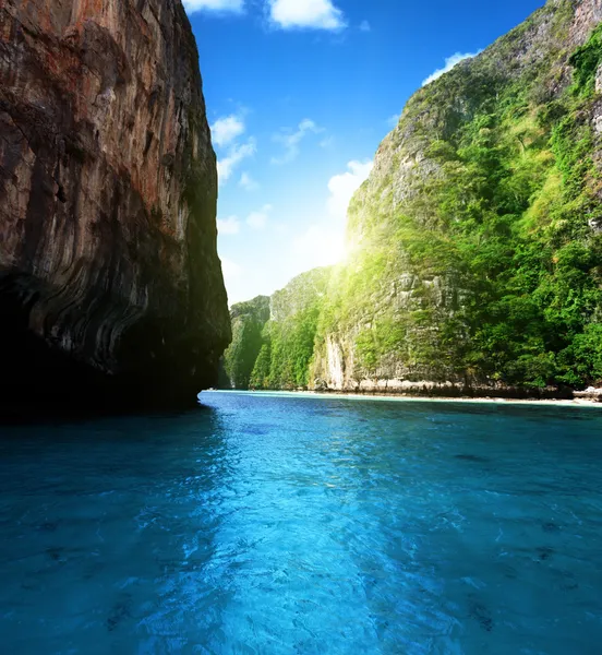 Baía em Phi phi ilha na Tailândia — Fotografia de Stock