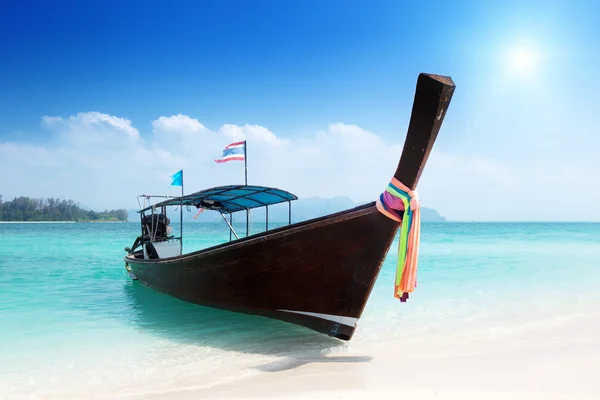 タイの島で長いボート — ストック写真