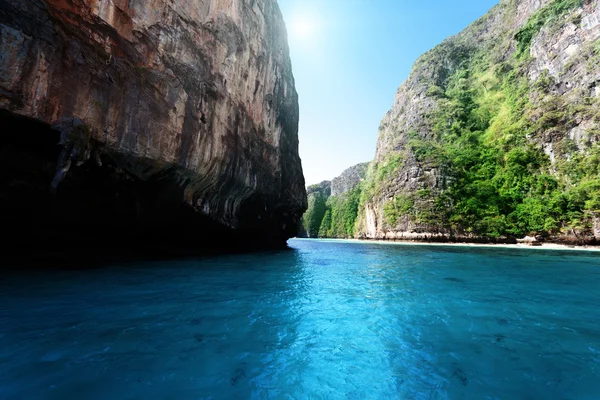 Baía em Phi phi ilha na Tailândia — Fotografia de Stock