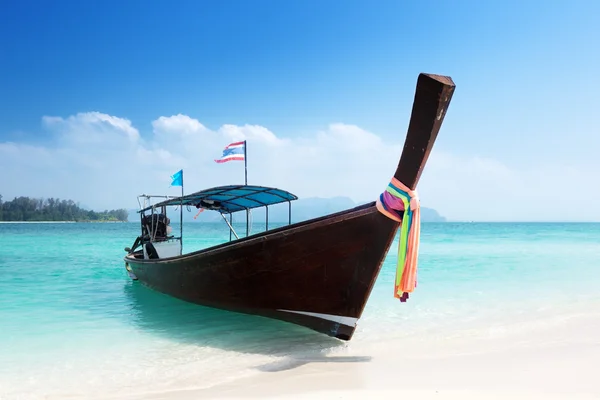 Langbåt på øya i Thailand – stockfoto