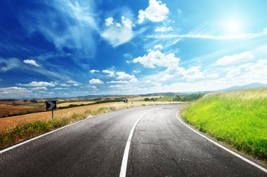 Toskana İtalya 'da asfalt yol