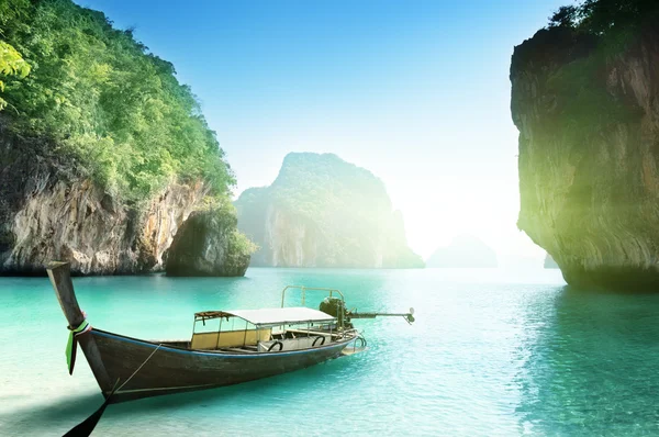 Boat on small island in Thailand — Stock Photo, Image