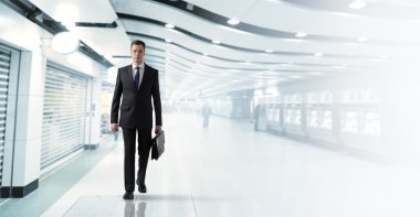 metroya yürürken iş adamı