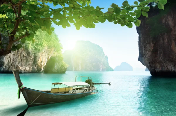 Boat on small island in Thailand — Stock Photo, Image