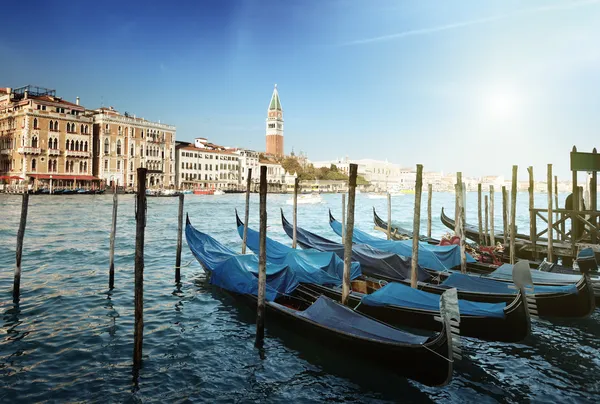 Gondole na canal Grande i st wieża znaków — Zdjęcie stockowe