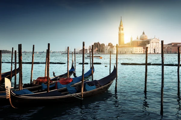 Gondoles sur le Grand Canal et l'église San Giorgio Maggiore à Venic — Photo