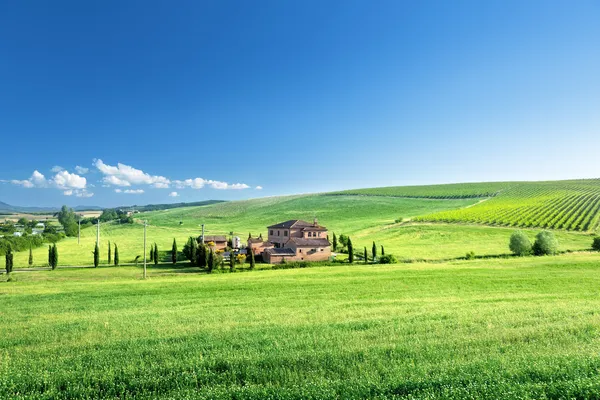 Paisaje en Toscana con casa de campo típica, Italty —  Fotos de Stock