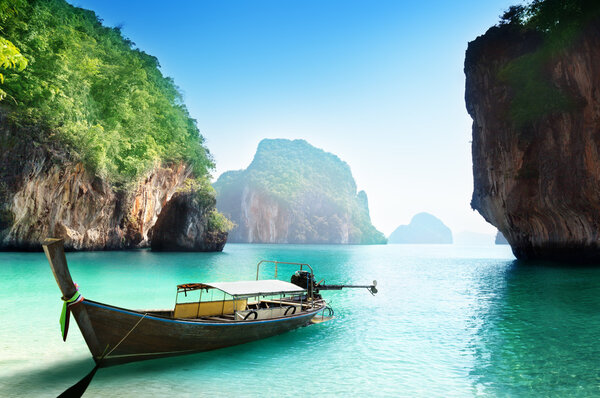 Båt på liten ö i thailand — Stockfoto