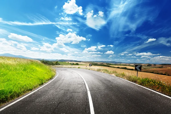 Estrada de asfalto na Toscana Italia — Fotografia de Stock