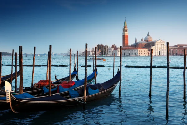 Góndolas en el Gran Canal y la iglesia de San Giorgio Maggiore en Venic — Foto de Stock