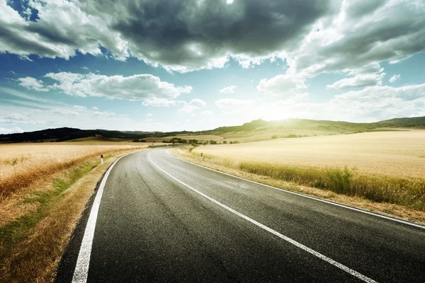 Estrada de asfalto na Toscana Italia — Fotografia de Stock